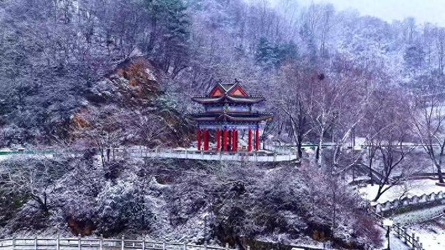 西安翠华山:银装裹奇峰 水墨绘冬韵