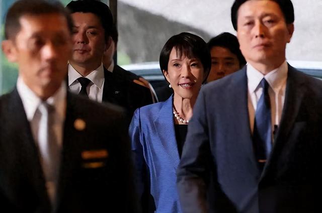 等不来北京贺电，高市早苗公开对华态度，把中国称为“重要邻国”，外交部直接打开天窗说亮话！
