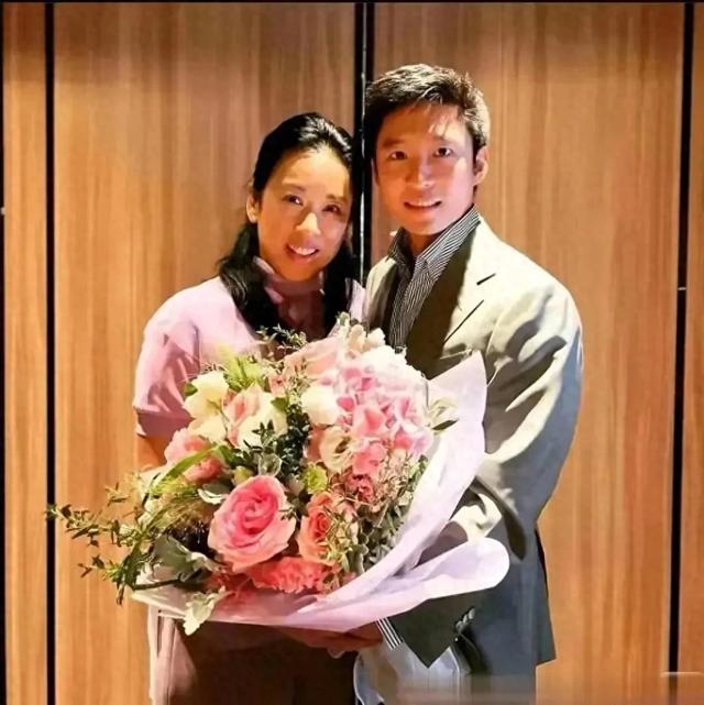 长嫂如母！如今郭晶晶发愁的，不是自己孩子，而是42岁没成家的他