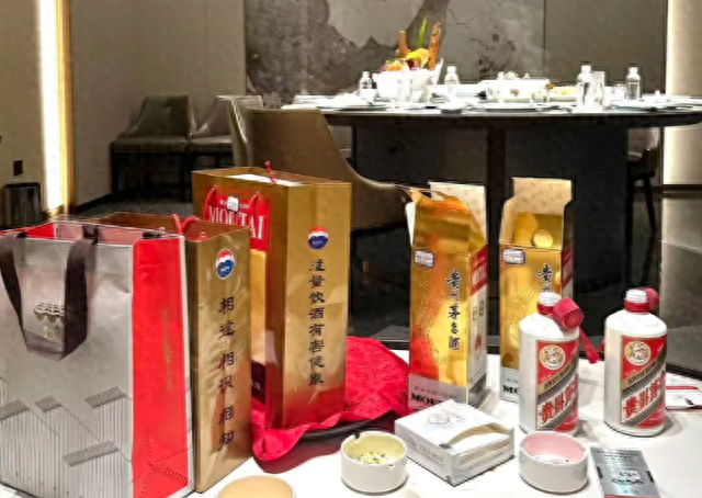 白酒市场大变天！茅台突袭千亿光瓶酒赛道，中产群体钱包被狙击？