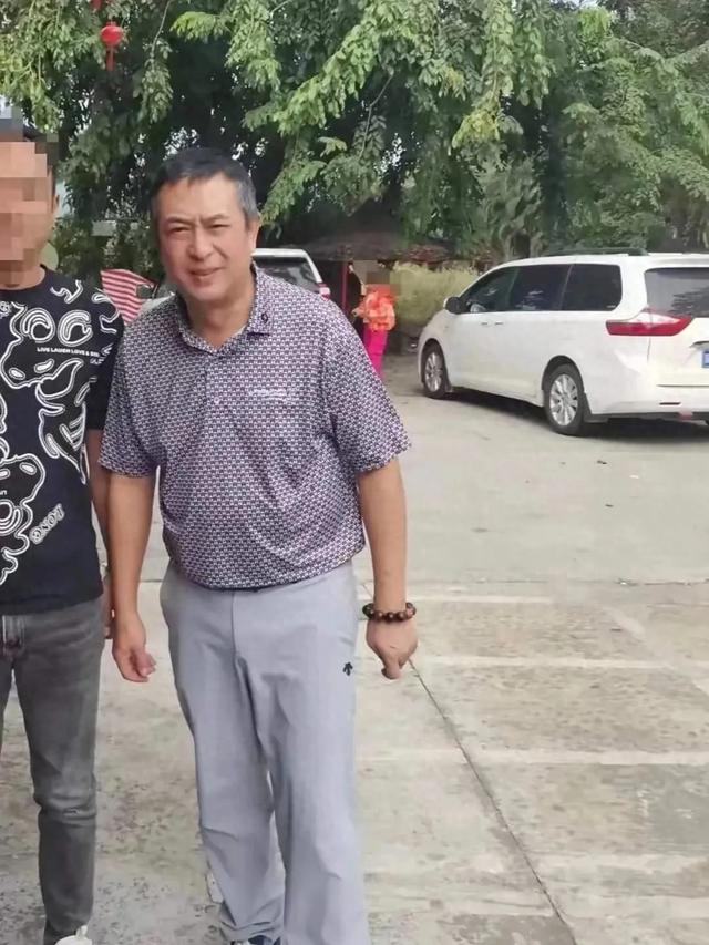 54岁张嘉译海南被偶遇！腰越来越严重了 完全没办法站直 中年才爆红