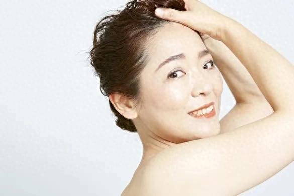 搞定50岁女人的最好方式，喂饱她的三个需求，很简单！