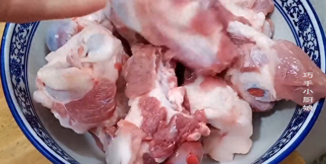 炖大骨头10人9错，大厨教你饭店不外传的秘诀，汤浓白好...