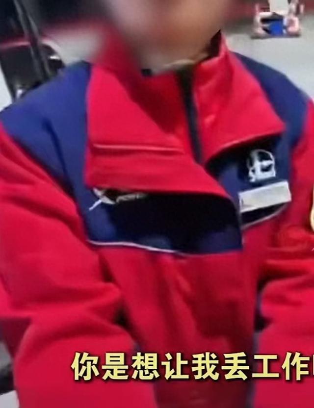 男子骑摩在禁摩高速服务区加油被拒后喷油，重庆交警介入，律师解析紧急情况能不能加油