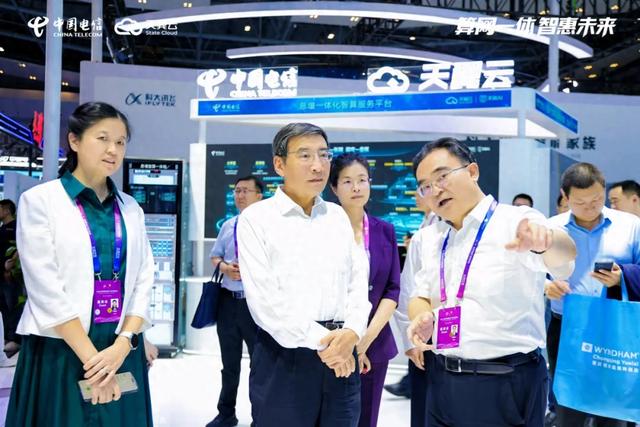 2025智博会|苗圩莅临2025智博会中国电信重庆公司展台参观
