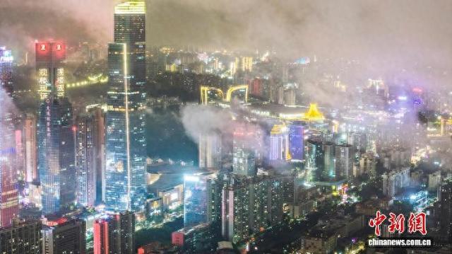 广西南宁：雨后城市如仙境