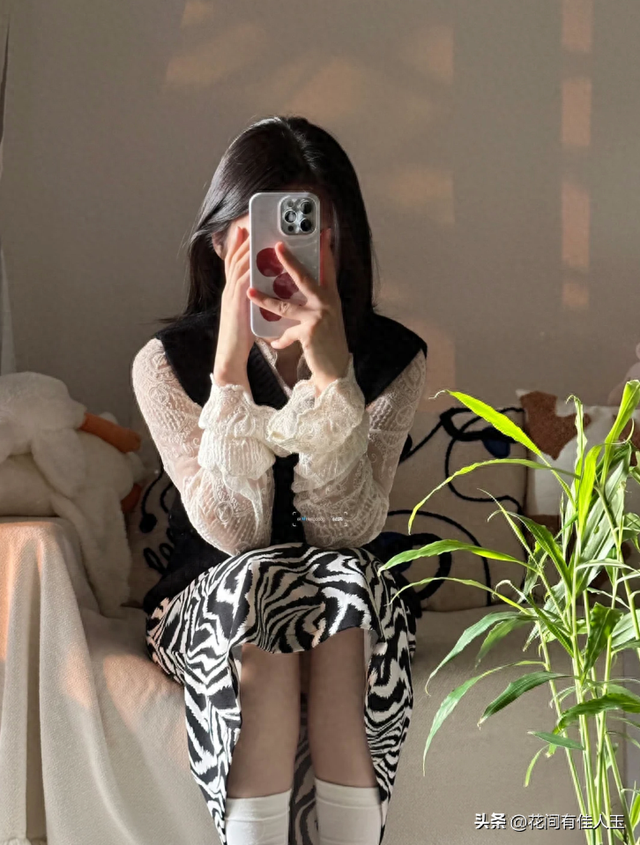 慵懒午后，阳光洒进房间	，自拍记录美好时光。🌞💕