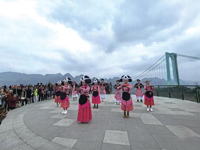 六枝特区到花江峡谷大桥开展文旅宣传活动