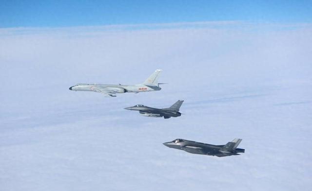 历史性首次！中俄轰炸机编队与辽宁舰"海空汇合"，日本:重大关切