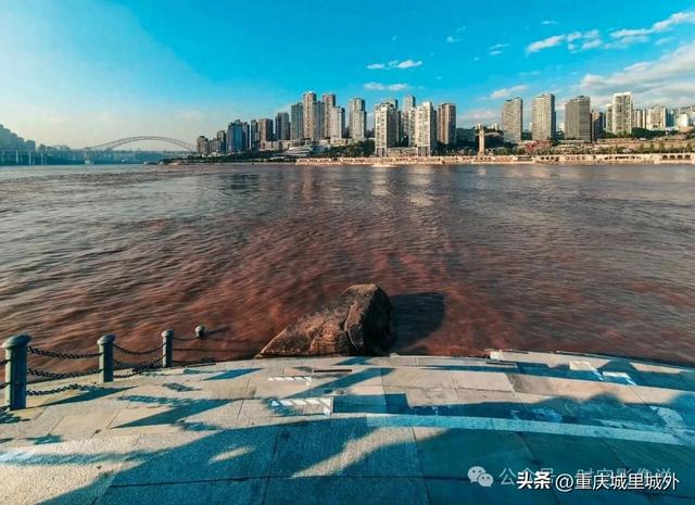 一组“进一步开放了”的重庆朝天门广场美图，“亲水”就不要想了