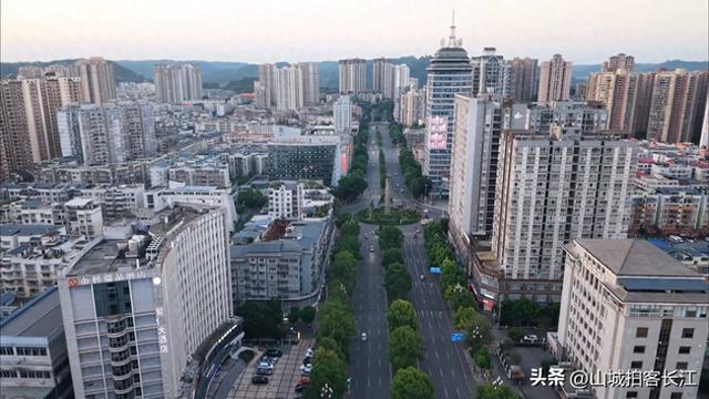 重庆不走寻常路的“散装”区，乡镇实力很强，文旅名片是顶级！