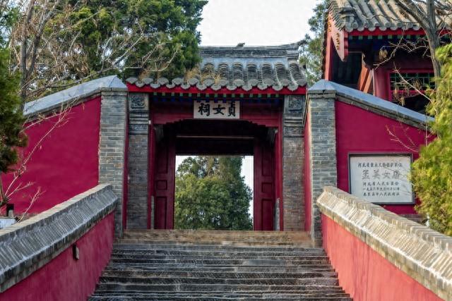 新婚3天丈夫抓去修长城	，孟姜女哭倒长城殉情