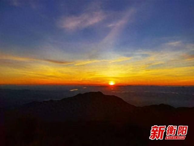 长沙游客凌晨两点爬祝融峰，只为了记录下南岳日出美景