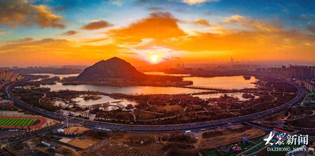 济南华山湖：霞光染湖 晨景如画