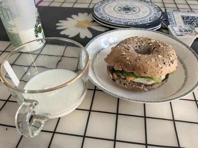 睡觉前多久喝牛奶比较好（不挨饿又瘦5斤睡前一杯纯牛奶）