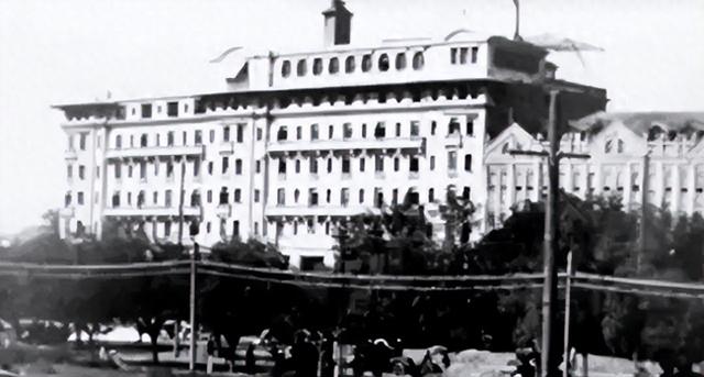 北京饭店建到14层时	，汪东兴惊出一身冷汗，立即上报：不能再建了