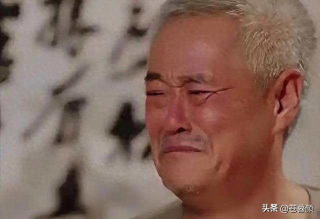 有钱有什么用？68岁赵本山近况曝光，三人打伞伺候，女儿是心头病