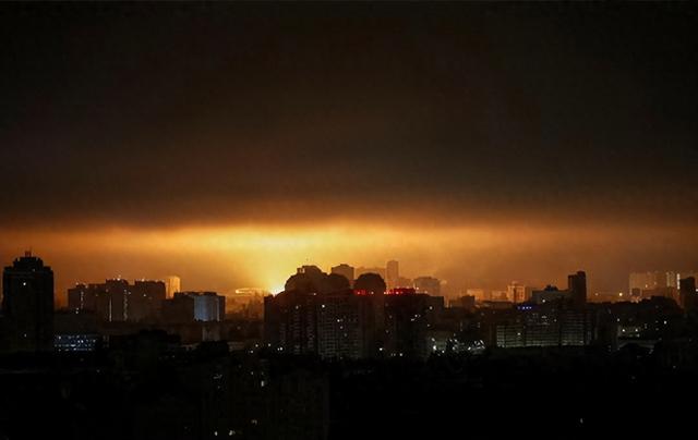 这一夜又创造历史，乌克兰被炸出“小太阳”：俄军苏-35终于开炸