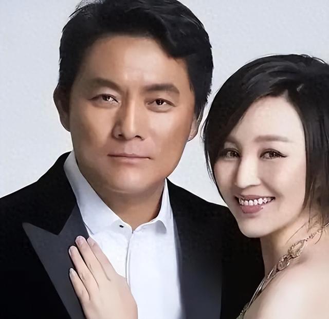 她19岁与导演私奔，在地下室裸婚连生3胎，今被丈夫用7部剧捧红