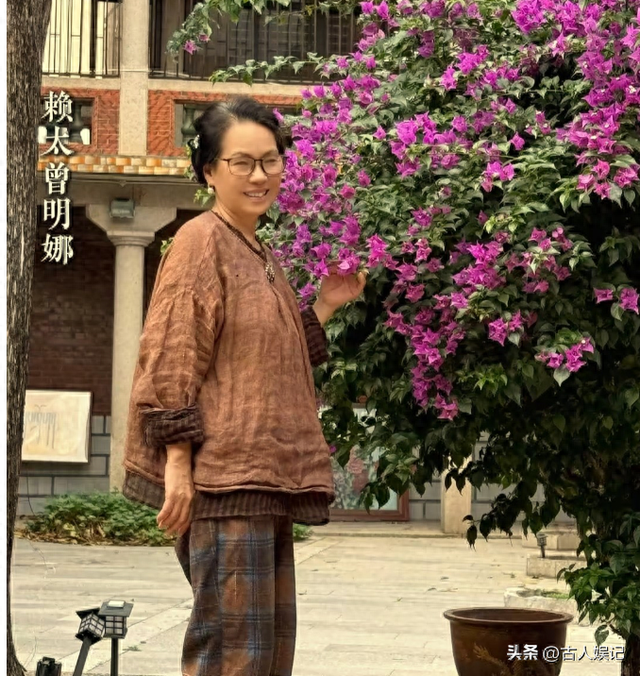 赖昌星妻子曾明娜现状，独居3000平老宅，做饭弄花草活成人生赢家