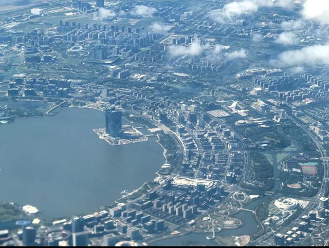 上海临港惊现“太空潜水池”！地上22米，体验“人在空中游”！