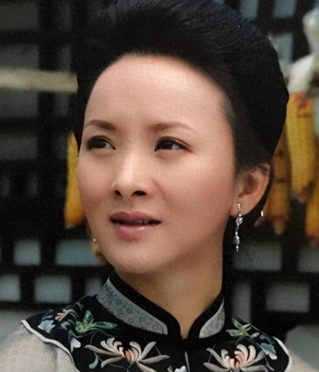 吃里扒外！定居美国13年，回国捞金惨遭“驱逐”，52岁活成了笑话