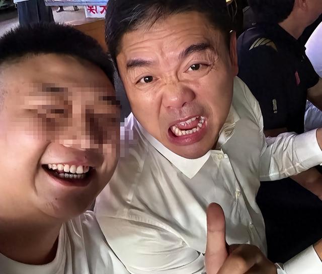 京东巨损147亿！网友凌晨偶遇刘强东喝大，拿塑料碗喝，来者不拒
