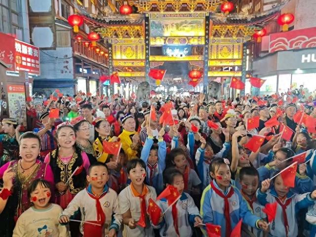 【山水黔南多奇幻】都匀石板街社区：国庆快闪燃情夜 邻里同心贺华诞