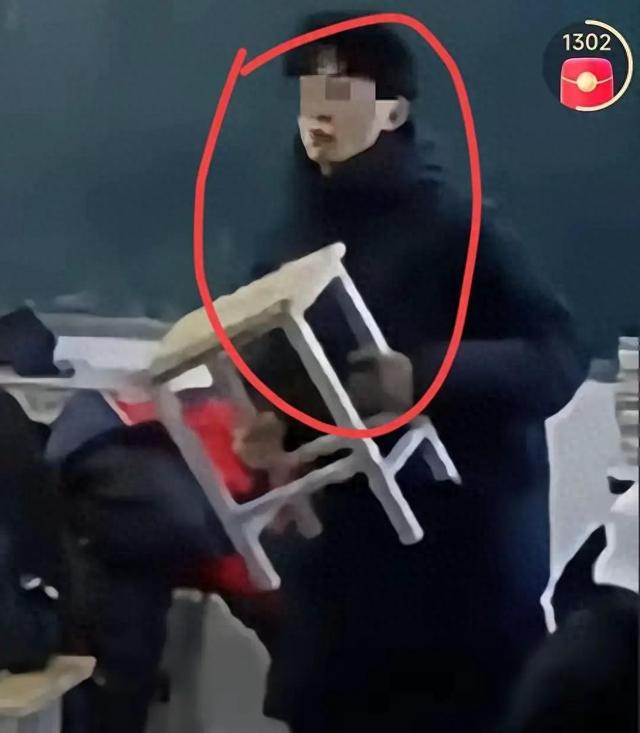 用凳子砸同学后续：马某开除正脸被扒已社死	，恐新学校不好混