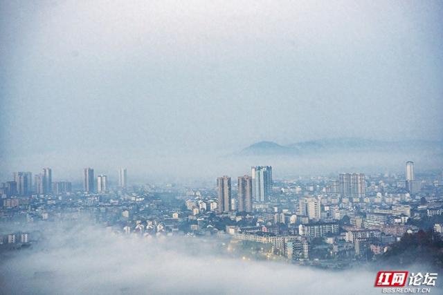 薄雾萦绕：靖州苗侗风情在雾霭中“灵动定格”
