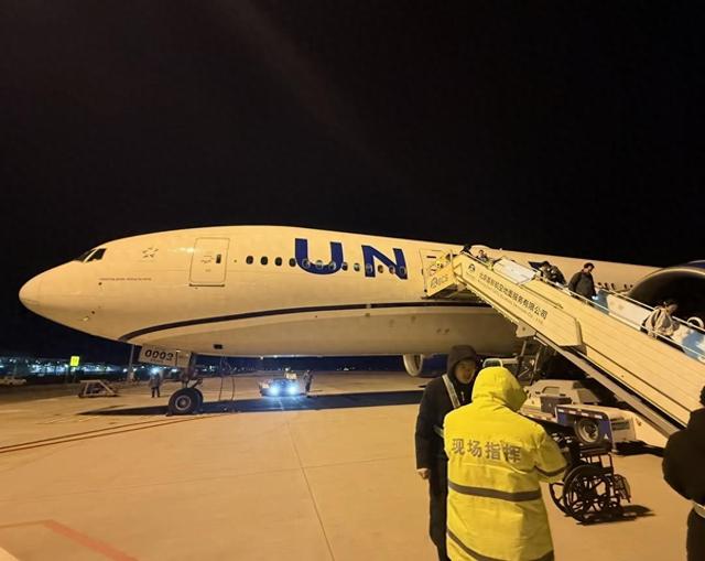 旧金山飞北京首都机场一航班降落前突然复飞	，备降至大兴机场，美联航客服：天气原因导致