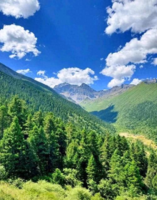 四川西北部黄龙景区的三个景点