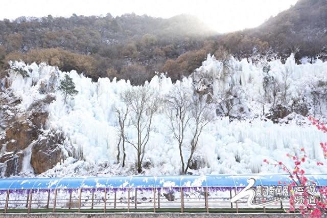 绛北大峡谷：冰瀑缀峡谷 雪趣满山间