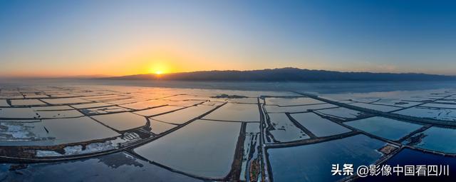 山西运城：盐湖日出美如画