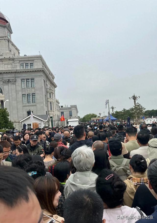 2025年10月14日，北京毛主席纪念堂前发生的真实场景，大家看看吧