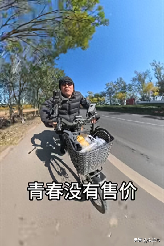 一人挣钱全家花！岳云鹏弟弟全国骑行看望老母，有哥在啥都不用干