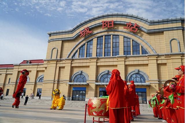 开启银发族的金秋之旅！“山海体旅·丹香号”银发旅游专列城阳启程