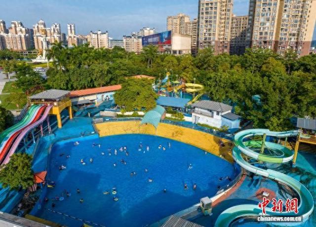 广西梧州：游人戏水消暑享清凉
