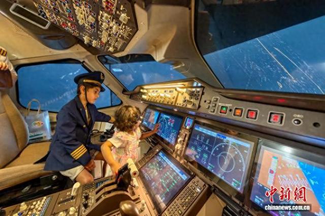 2025“汉语桥”小选手天津体验C919模拟机 触摸中国科技力量