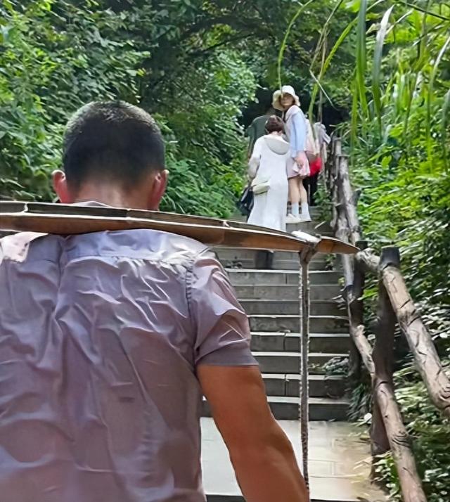 女子花800雇轿子上山，却不好意思坐，轿夫的举动让人意外