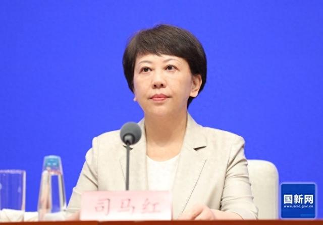 服贸会炫“技”：机器人足球竞技表演，机器人现场制作冰激凌