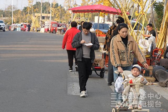 冬日暖阳“点燃”凤凰山山间烟火气