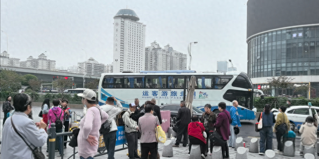 7小时“铁腚”大巴游老年团全纪录：不在家里做饭；我出门就像