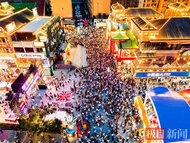 湖北竹溪武陵不夜城点亮山城夜经济