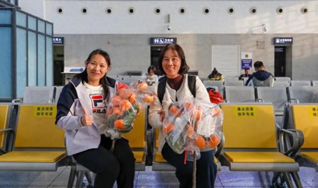 这座高铁站内，为啥众多旅客手拿树枝？