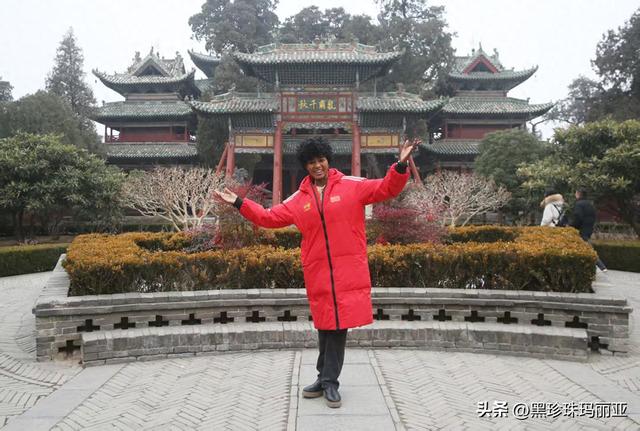 黑珍珠玛利亚到访运城 朝圣关帝庙传中非情谊