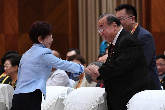 国家大剧院一回头，她与洪秀柱的距离，只隔一个座位