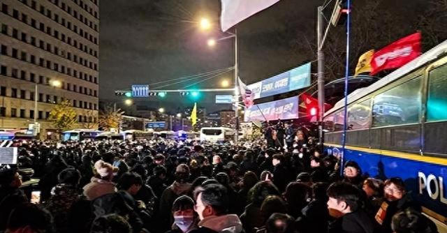 中国驻韩大使馆被砸，韩国警察冷眼旁观，李在明为何选择“沉默”