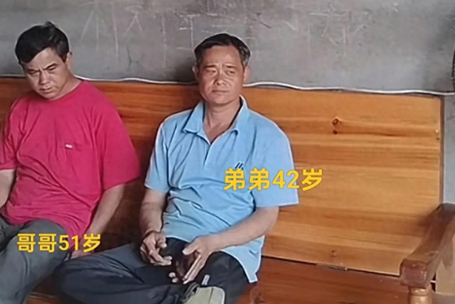 广西两兄弟51岁42岁仍是光棍，住毛坯房！姐姐回家后当场崩溃痛哭
