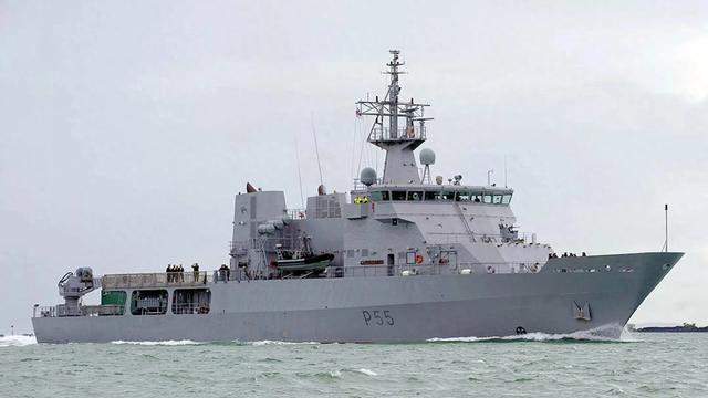 高市帮手到位,最大战舰闯台海,解放军7舰押送,国防部再发警告